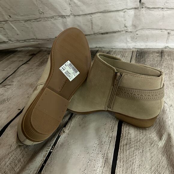 Clarks Addiy Kara Beige Ankle Boots, Size 9.5, NWT - Picture 7 of 9